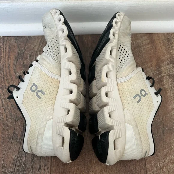 On Running On Cloud White & Black Athletic Shoes Women’s Sz 7 - Picture 11 of 15